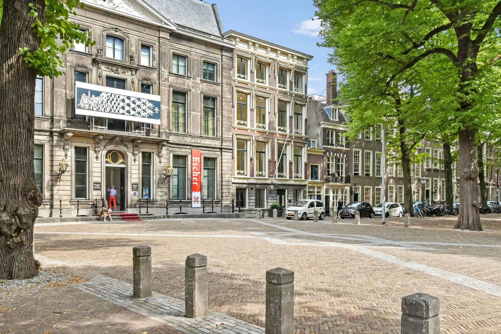 Vooraanzicht van Museum Escher in Het Paleis aan het Lange Voorhout in Den Haag op een zonnige dag.